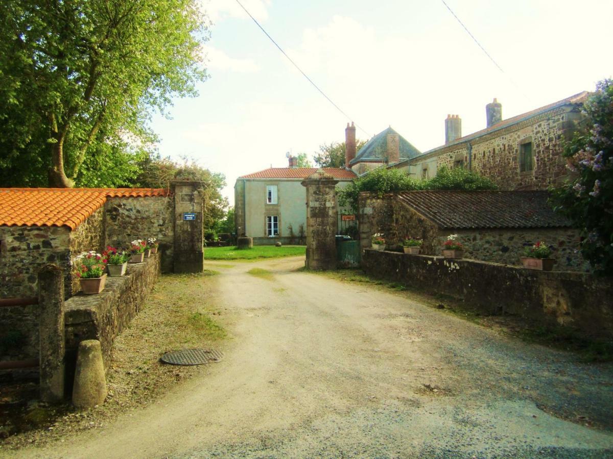 Le Manoir "Aux Douves" Bed & Breakfast Bazoges-en-Paillers Dış mekan fotoğraf